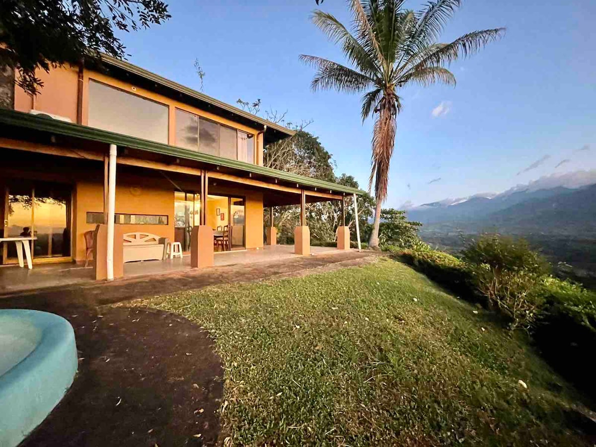 Lush mountain private house near Orotina