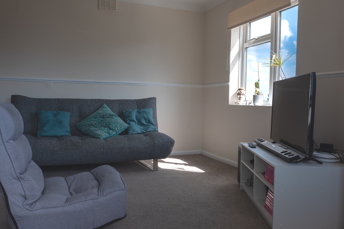 Sunny flat with parking in peaceful green area.