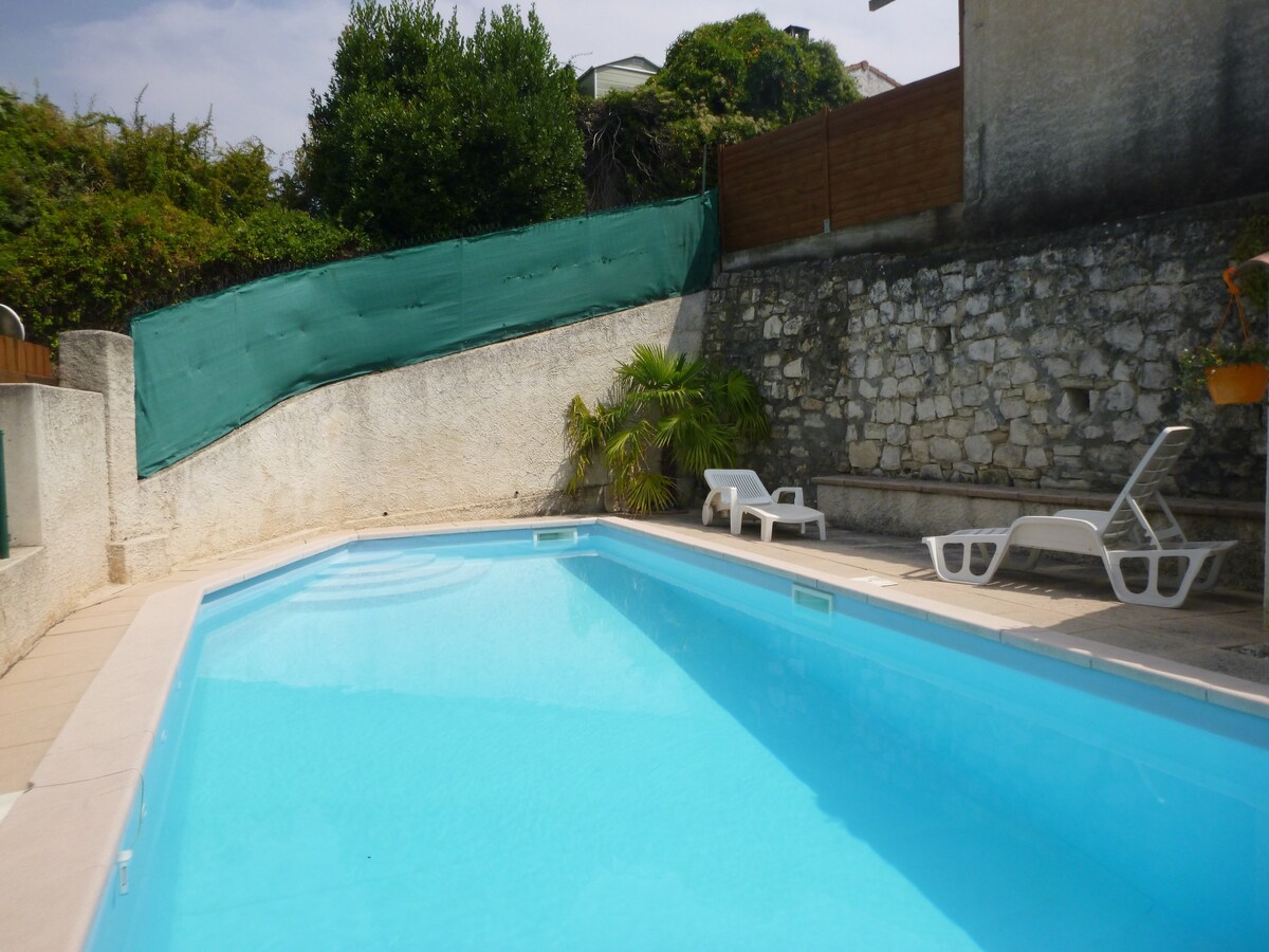 普罗旺斯典型村庄的6层泳池别墅