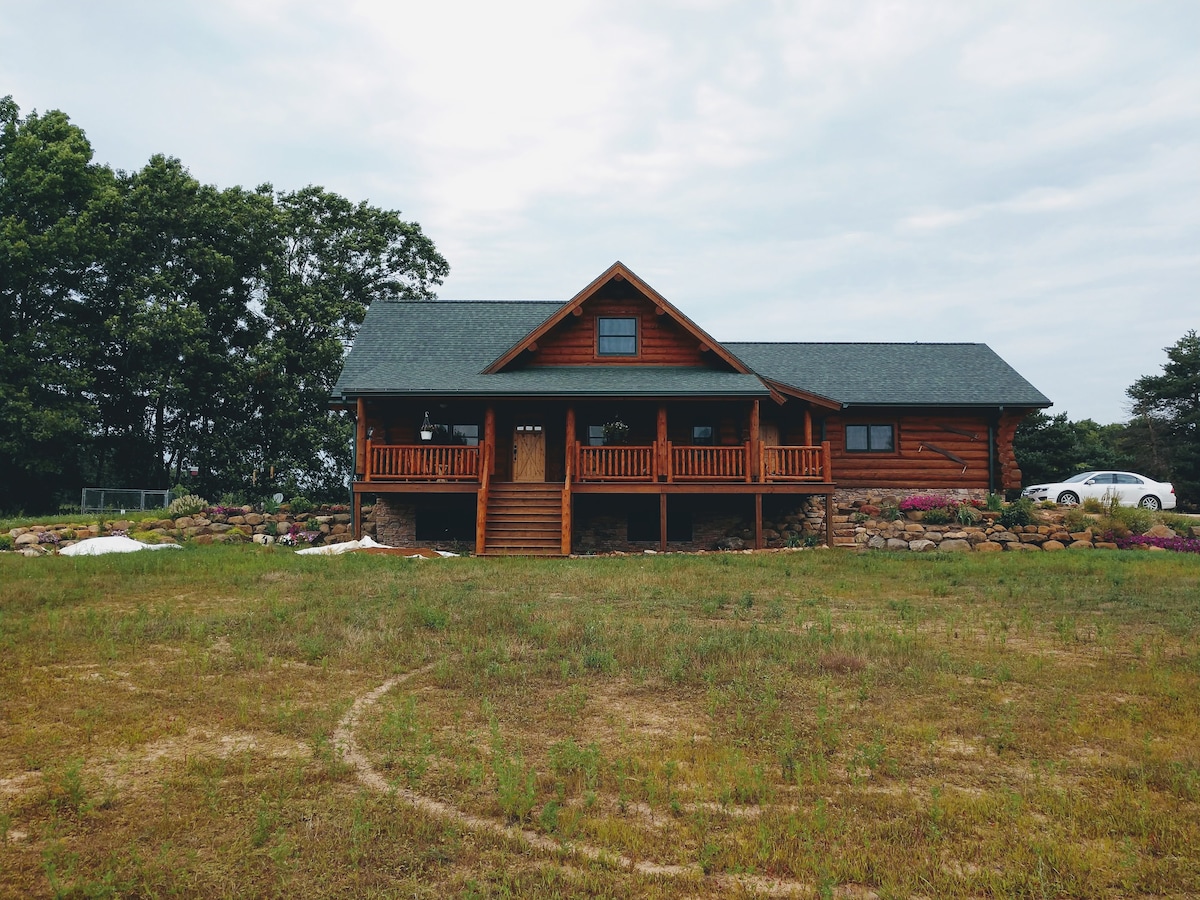 Northwoods Pine Haven - Log Cabin Lodge