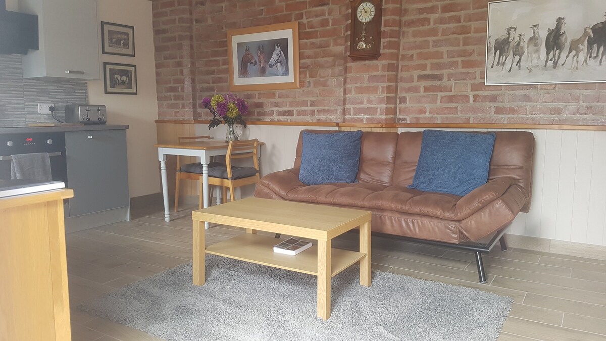 Luxury self-catering, 1 dbl bed, lounge, parking