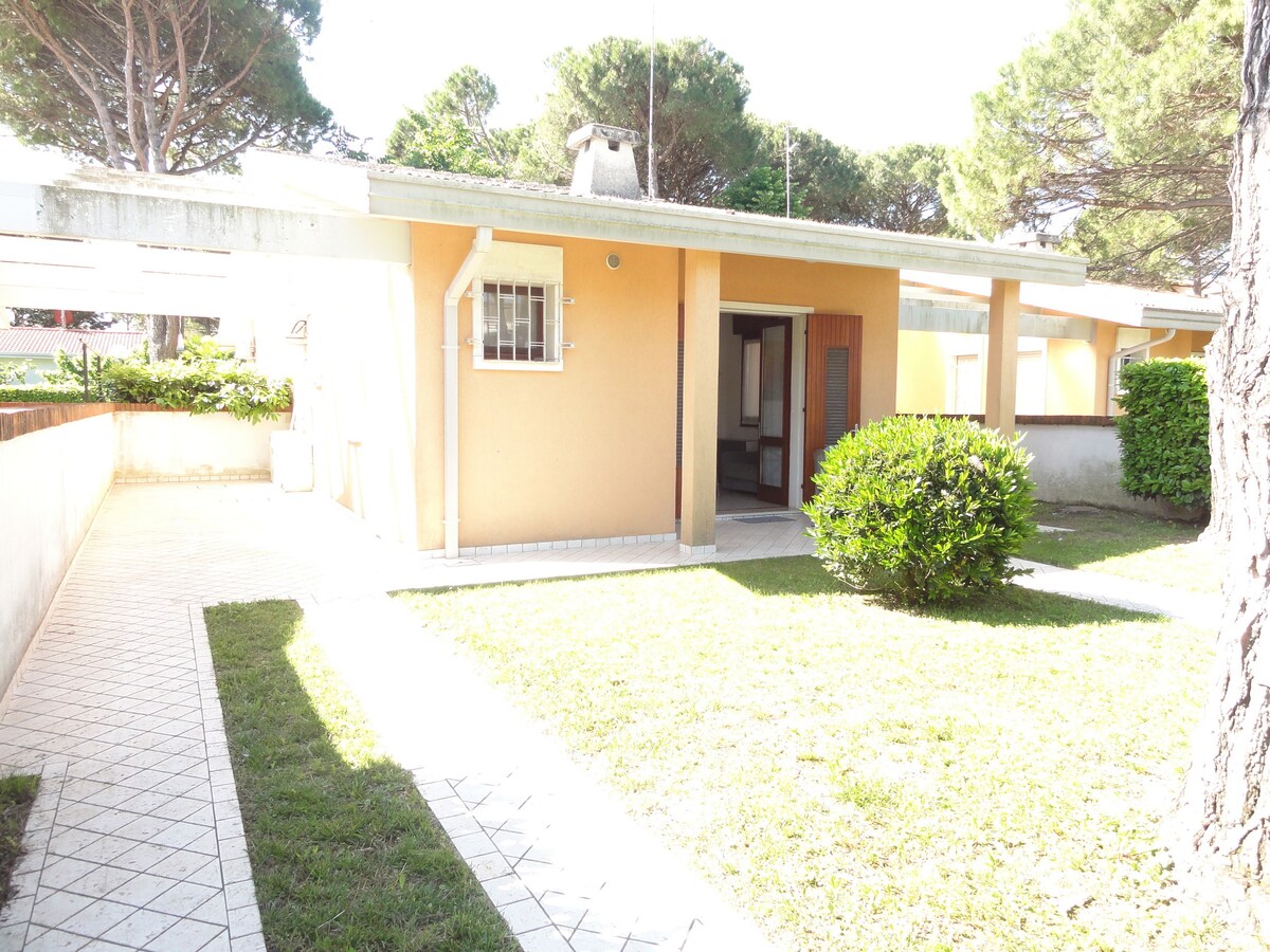 Row house in a quiet area in Bibione Pineda