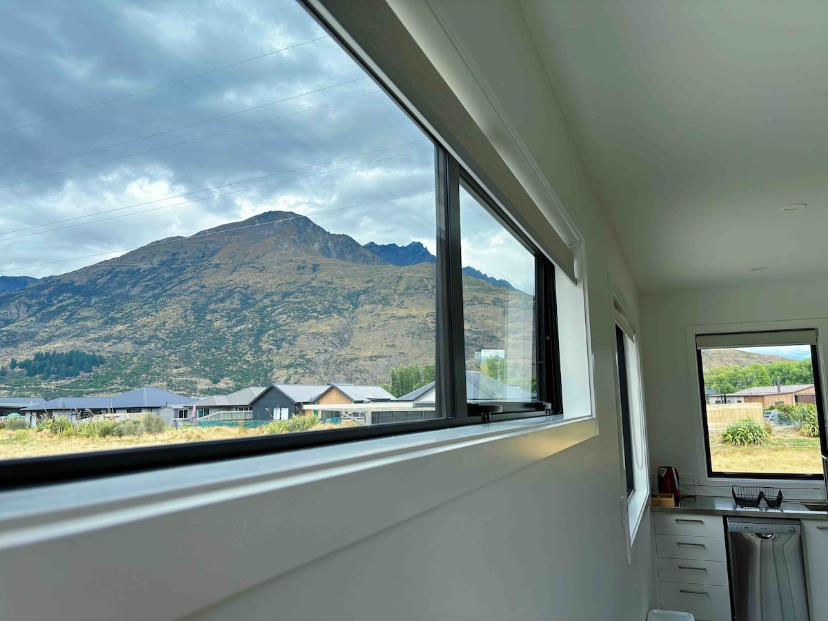 Chic Mountain-View 2BR in Queenstown