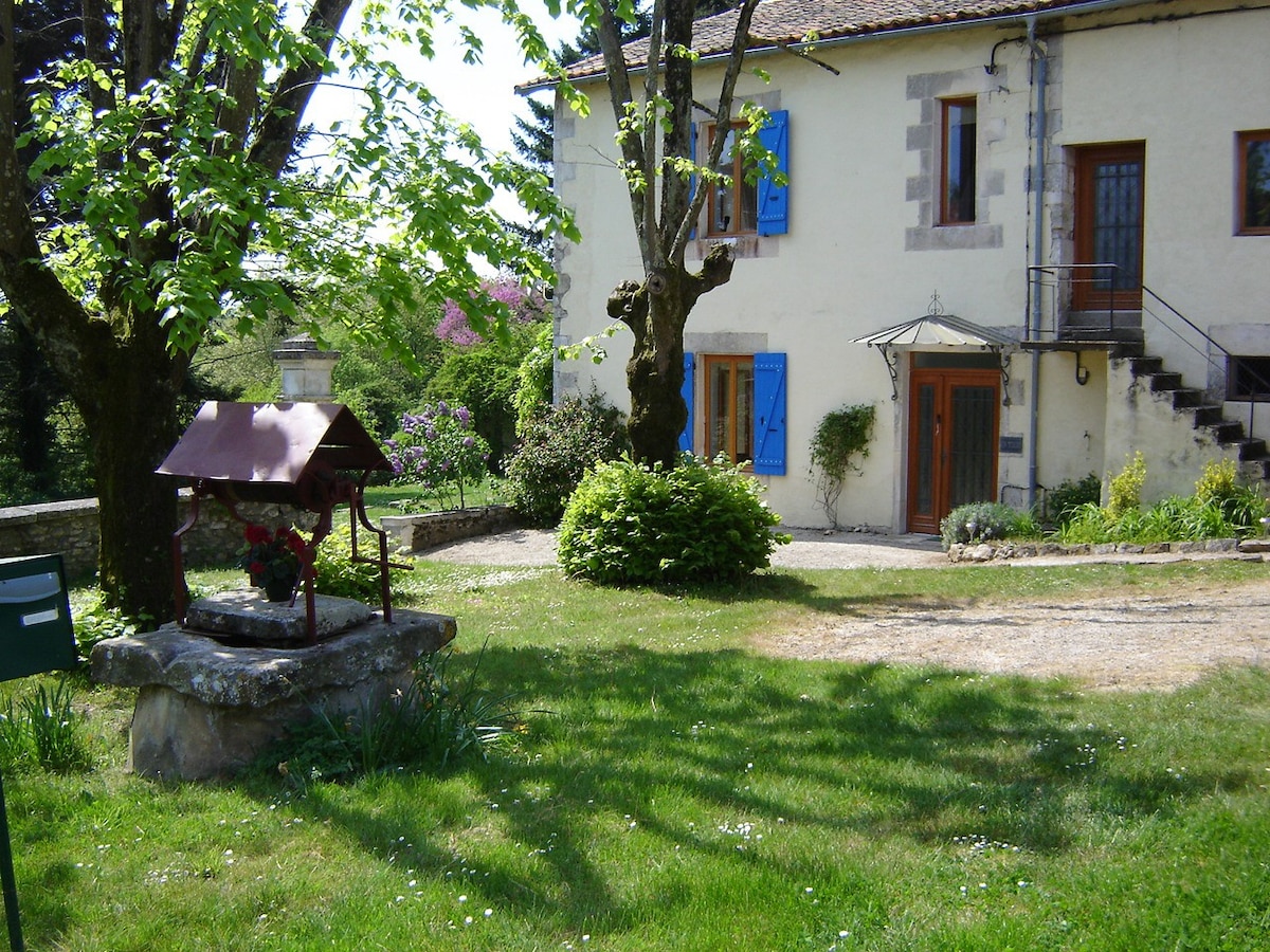 Courtyard Gite & Garden Overlooking Charente River