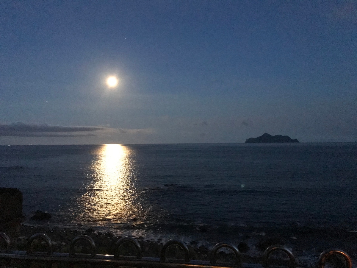 近距離欣賞龜山島 
海洋岛屿景观