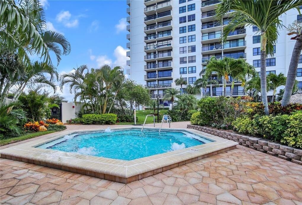 Lovely 2-bedroom condo with pool 
Walk to beach