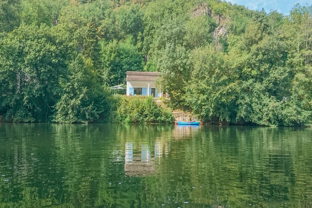 位于Aveyron河畔Bruniquel的度假屋