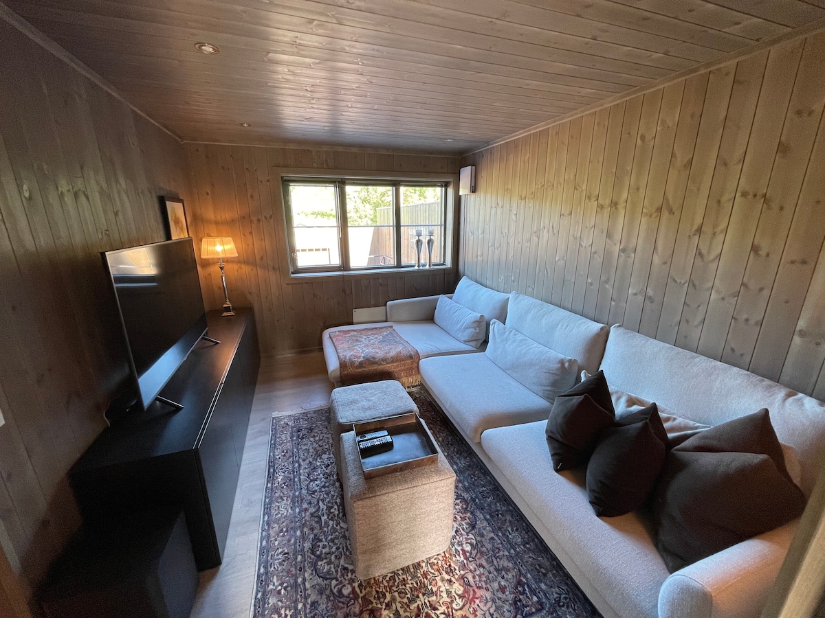 Ny og moderne hytte i Stryn. Solrik plassering