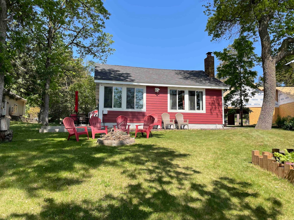 Cozy red cabin on Briggs Lake Chain w/ boat house