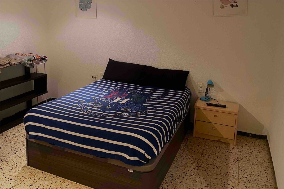 Amplia habitación con cama de 150 en zona sector V