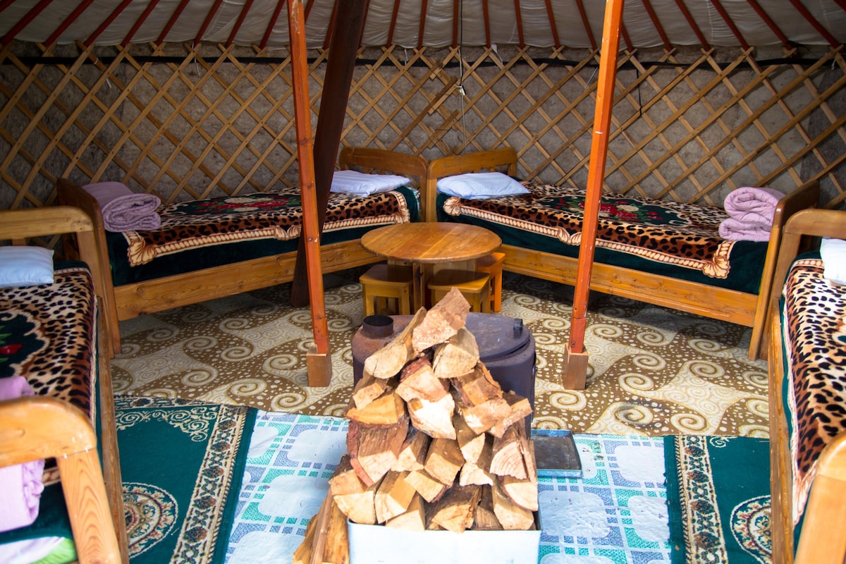 蒙古乌津营地传统餐具宿舍床位