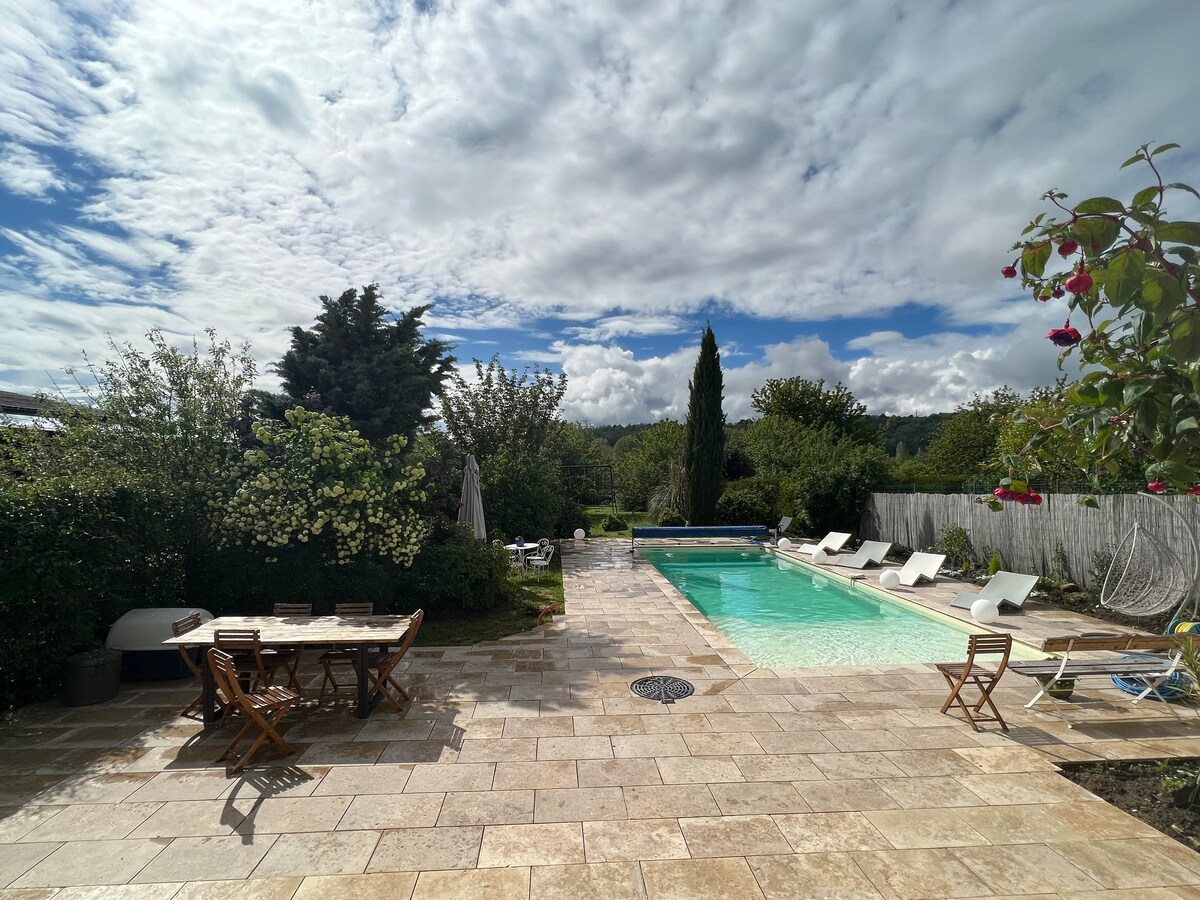 Villa dans son écrin de verdure, piscine privée