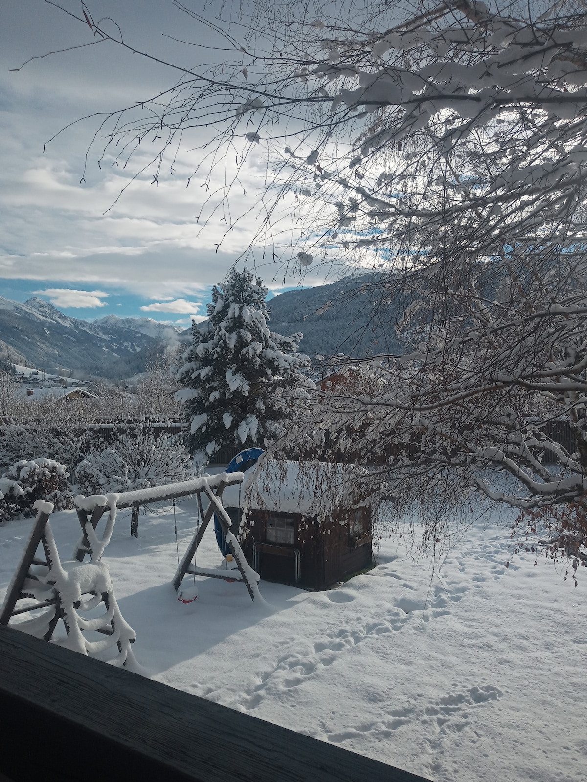 带阳台和滑雪板景观的公寓