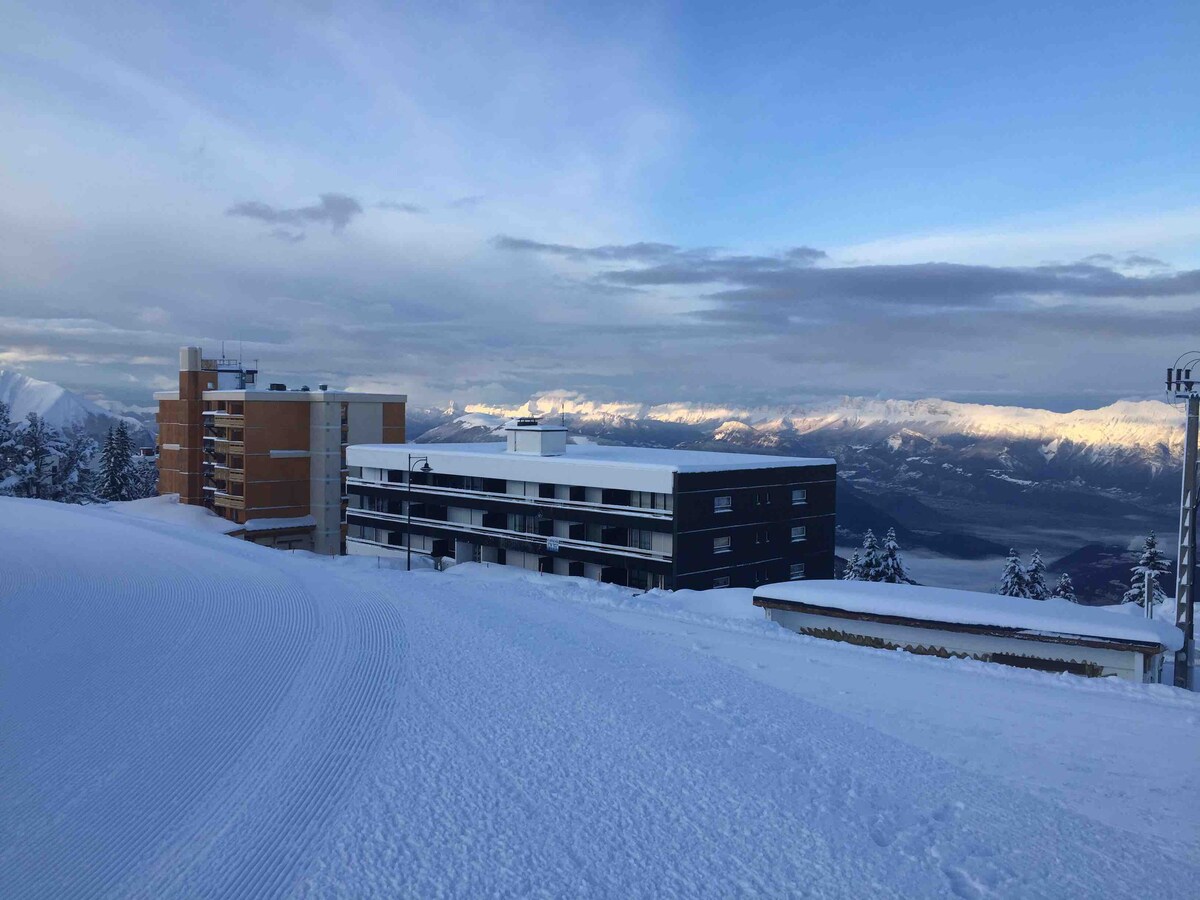 公寓。2间客房，位于山坡下。全景