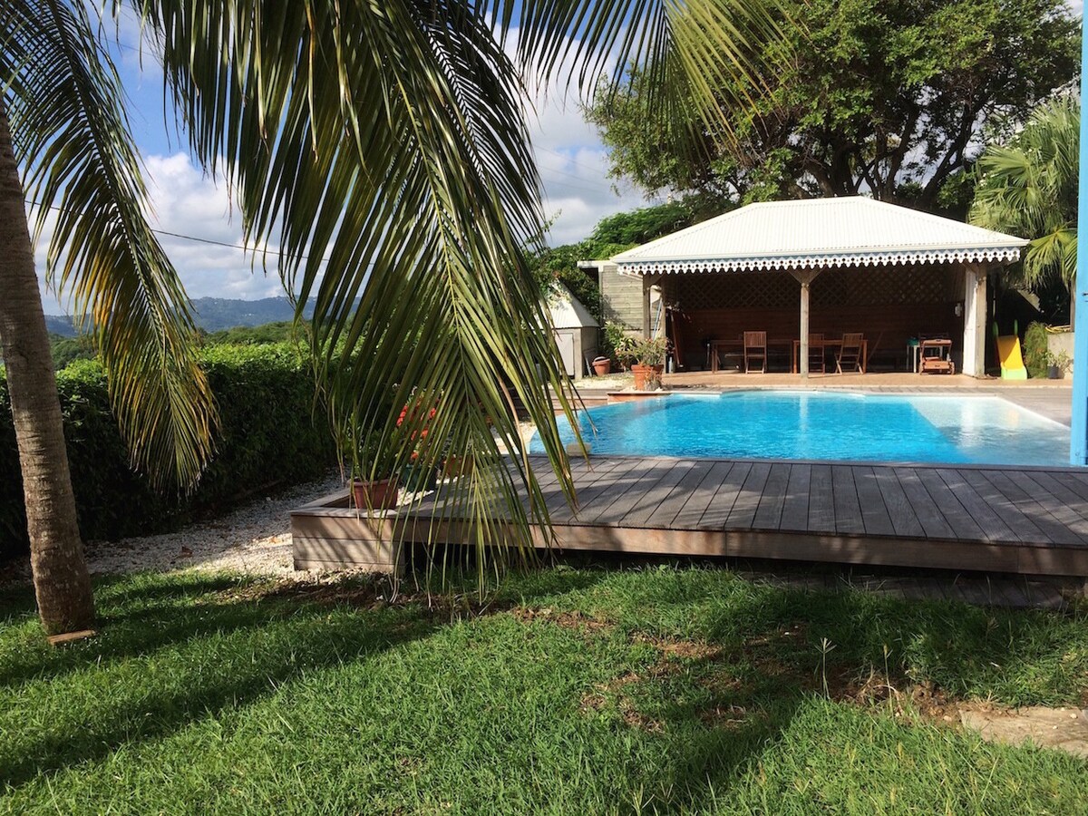 Grande villa conviviale avec piscine vue mer