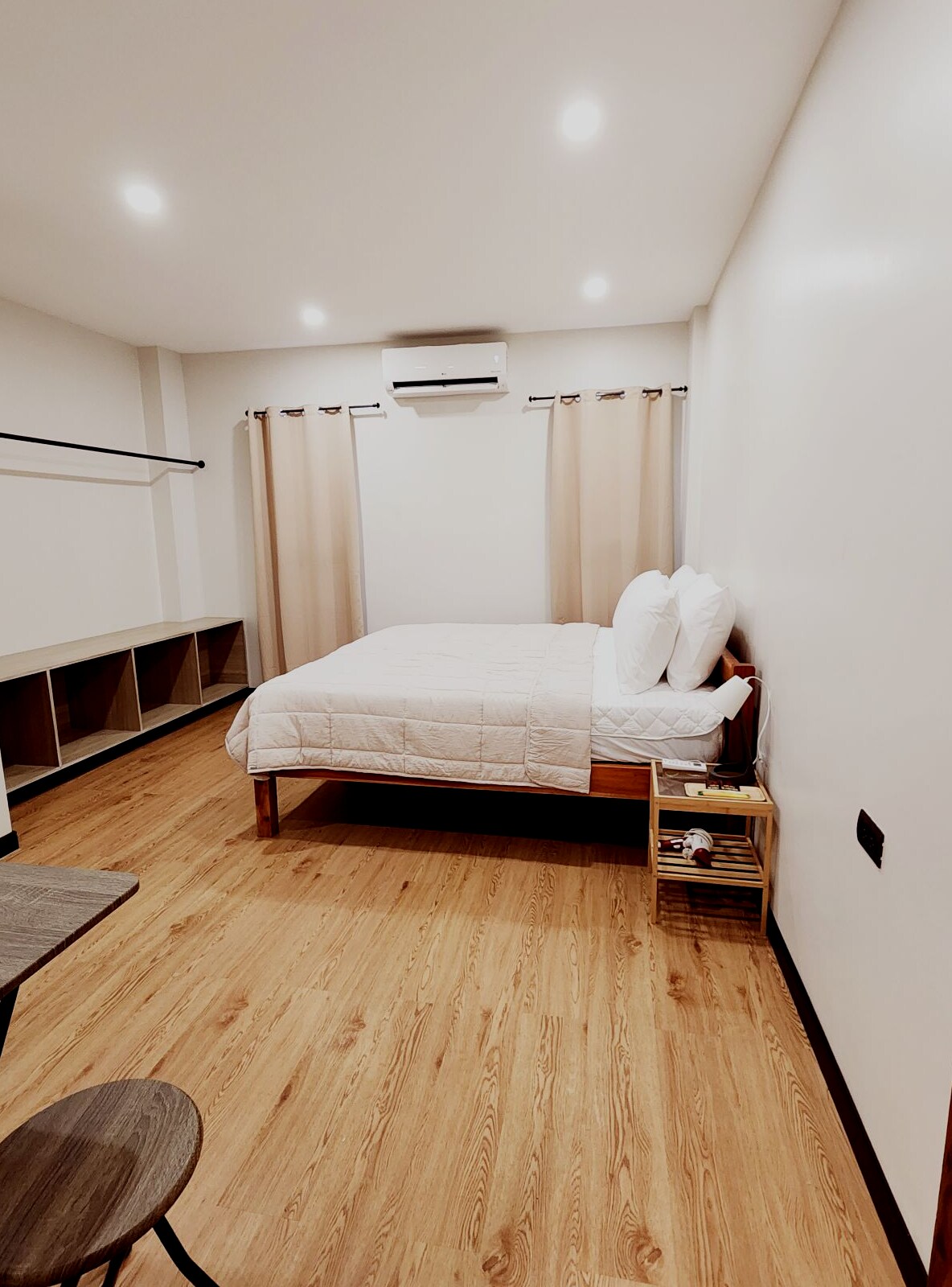 A bedroom with a bathroom, 20 mins to the airport