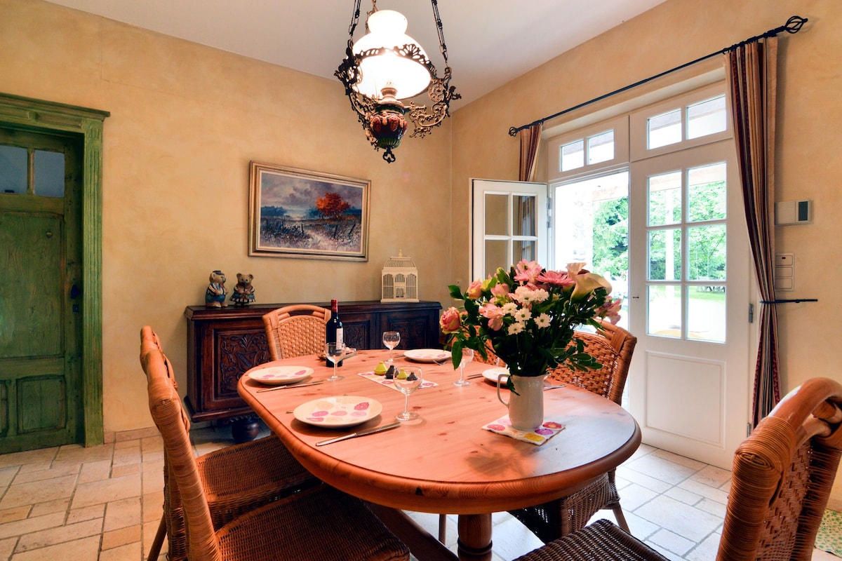位于阿尔丹蒙索（ Monceau en Ardenne ）的家具齐全的平房，带花园、烧烤