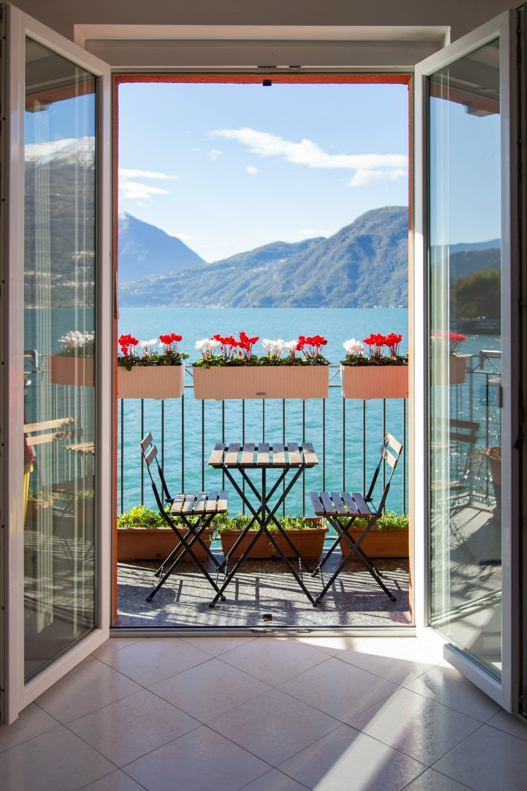 Luxury Lake Window