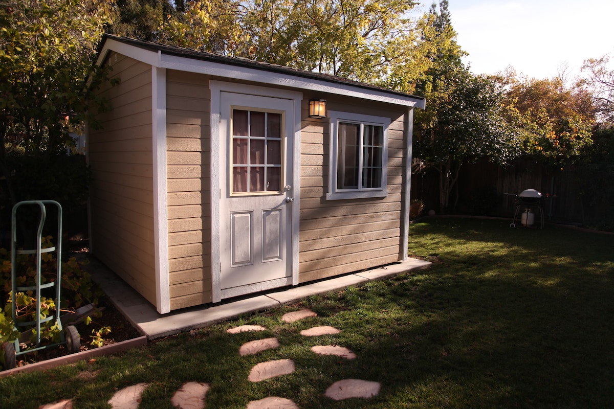 Adorable room (tiny garden house) near Stanford