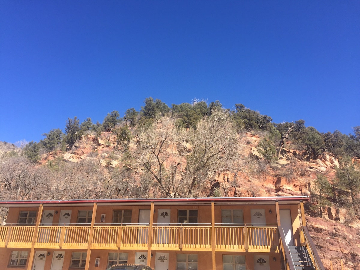 The Fountain Creek Inn of Downtown Manitou Springs