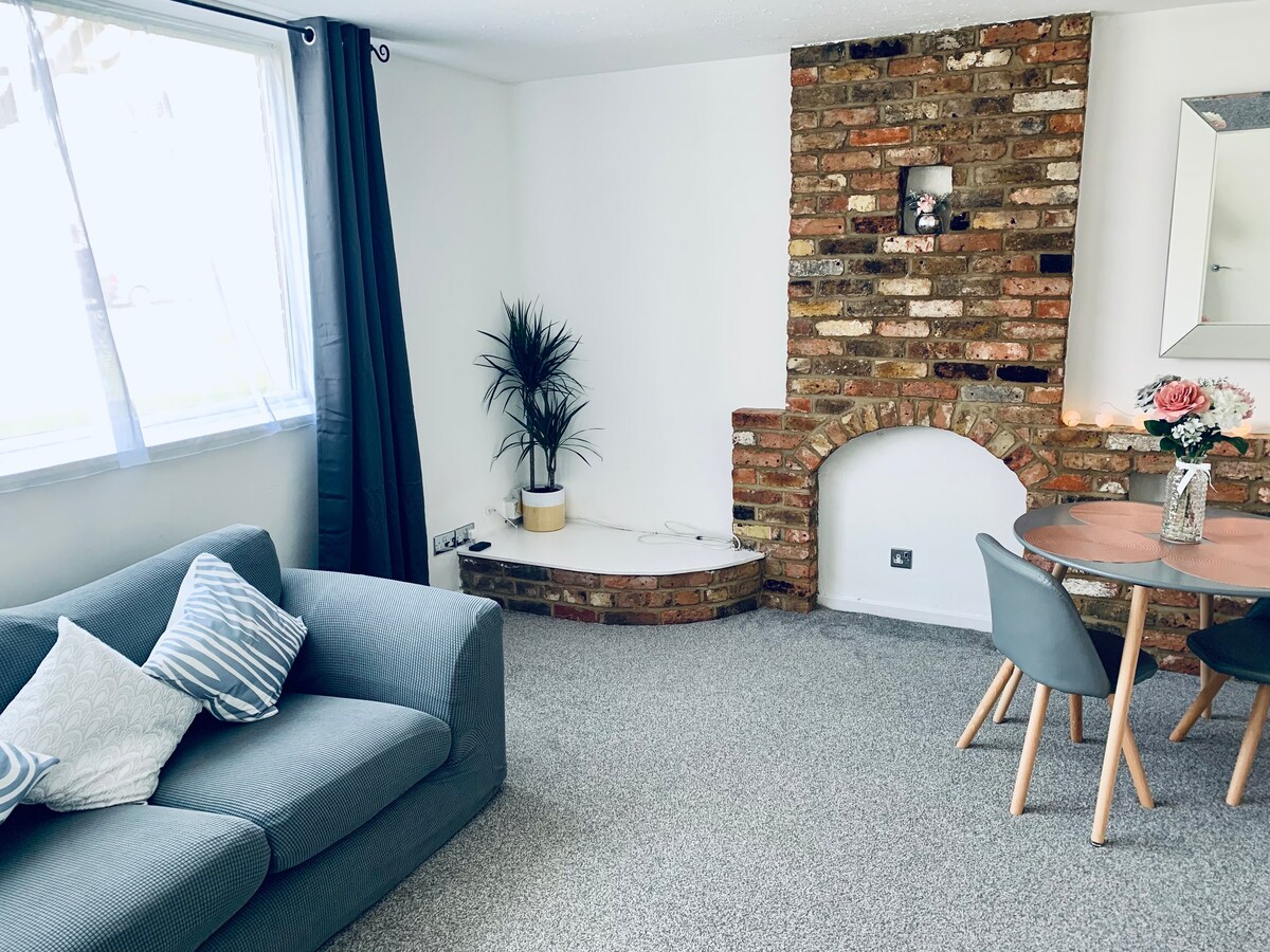 The Aylesbury Apartment | Contractors & Holidays