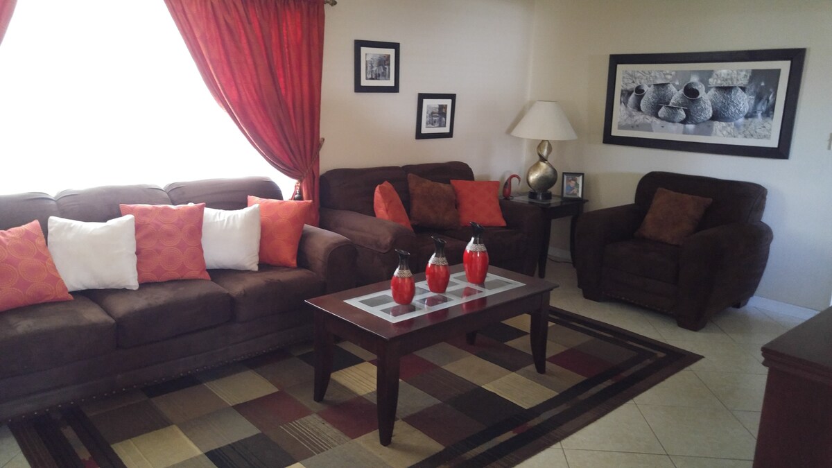 Private: 1 or 2 rooms near Mall, Parks and Airport