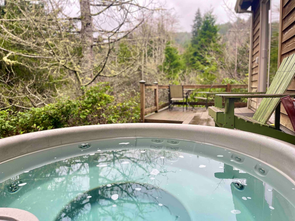 NEW Listing-Hot Tub!  Cozy Forest Cottage King bed