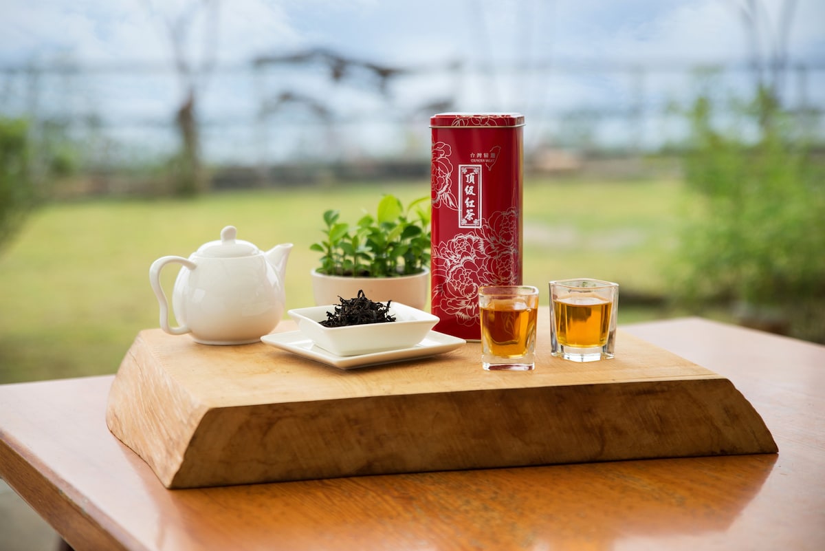 樸宿茶鄉雙人房(雙單床)~來到以產茶而享有盛名的鹿谷鄉,這裡讓您飽覽茶園風光。