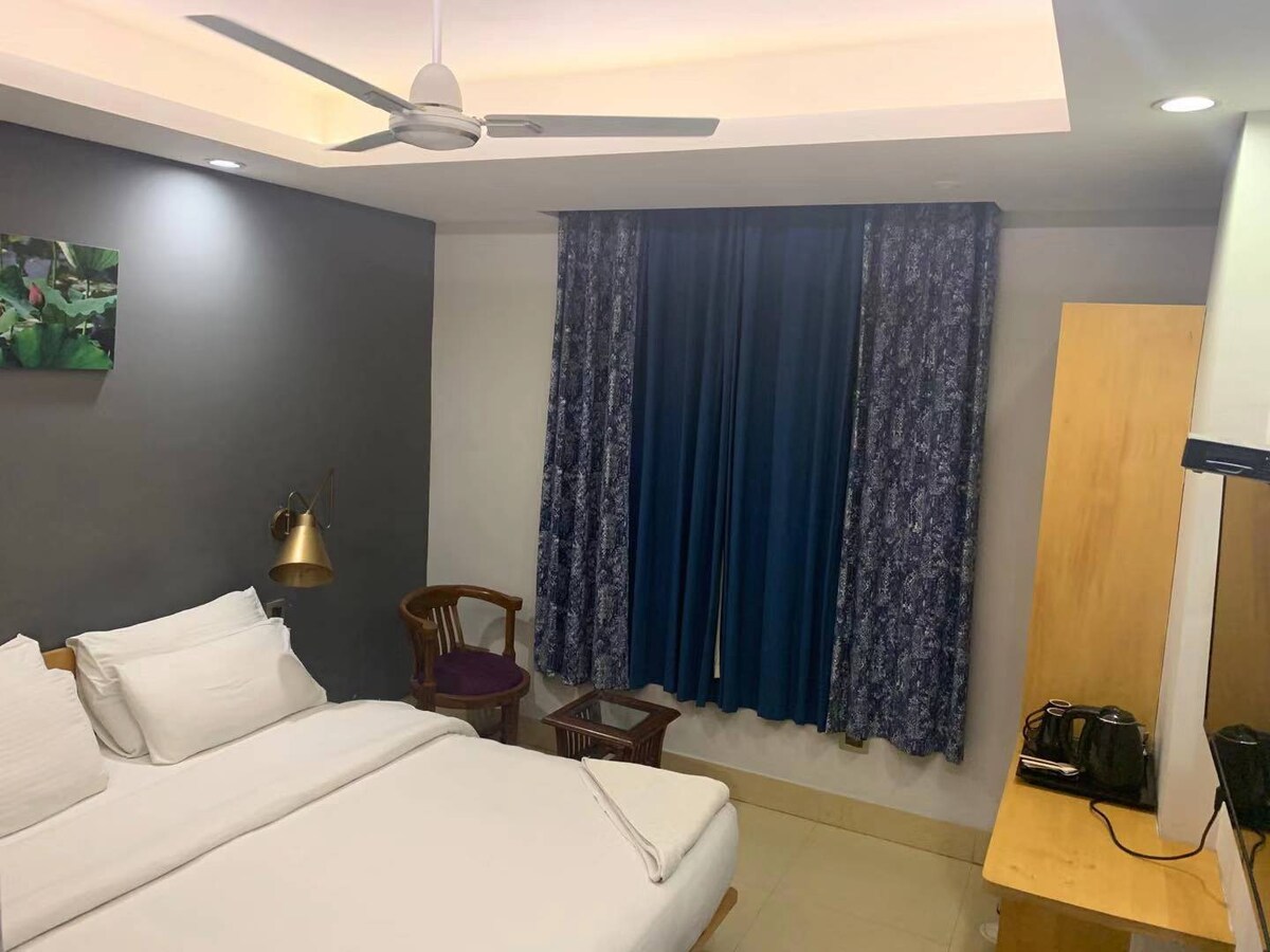 印度新德里北Majnukatilla空调双人大床房带会客区域  毗邻地铁 可带接送机向导服务
