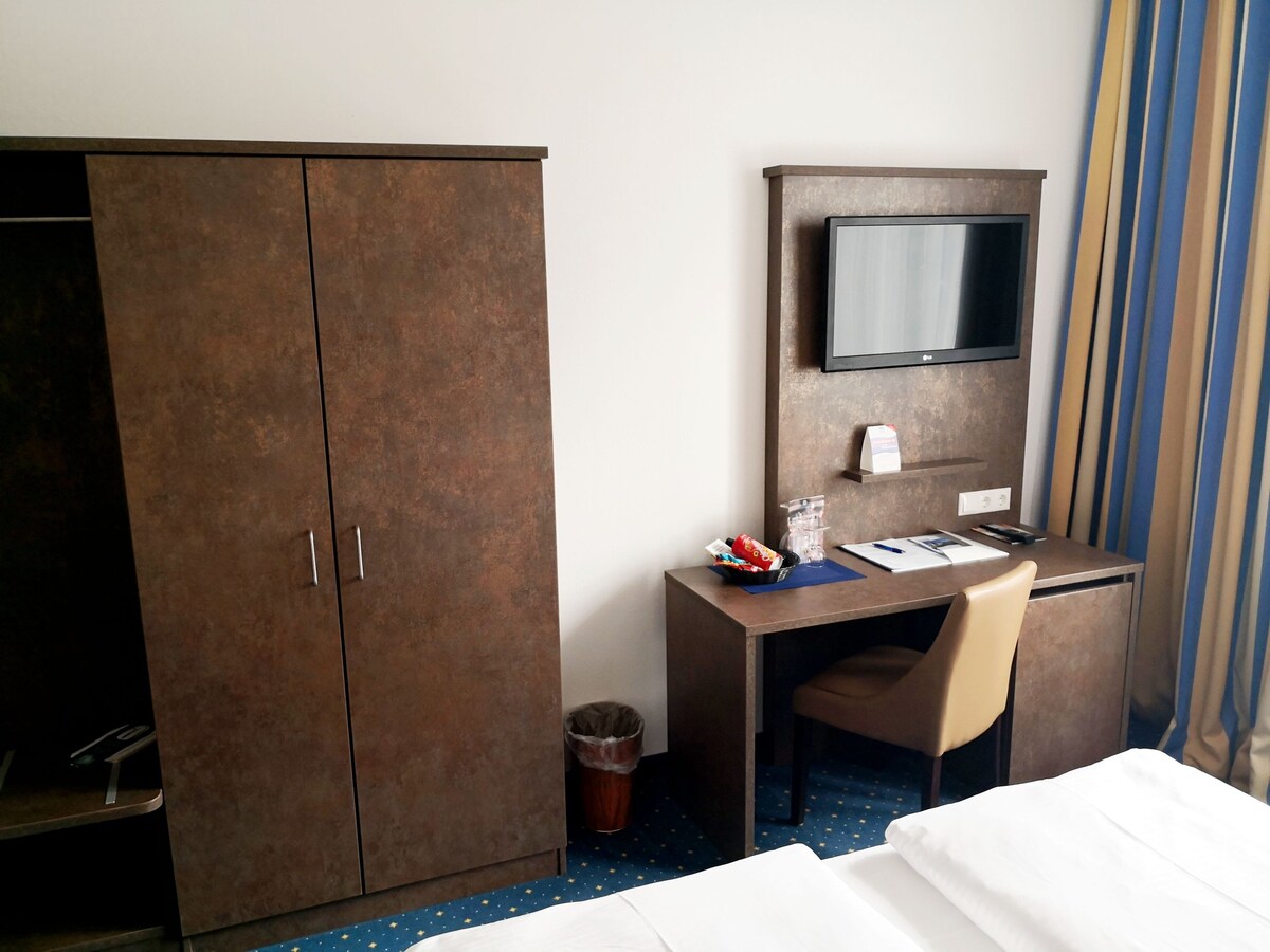 福尔图纳酒店（ Reutlingen ） ，双人卧室，带淋浴间和马桶