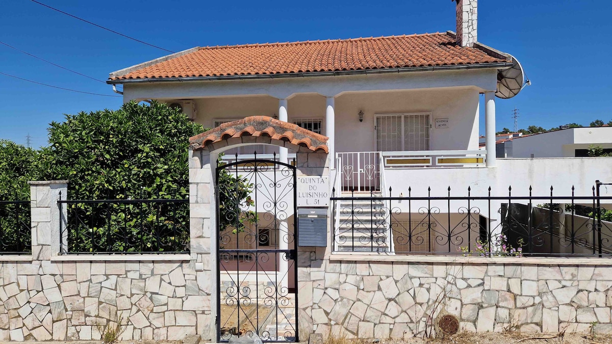 Beautiful gated house close to beach and Lisbon