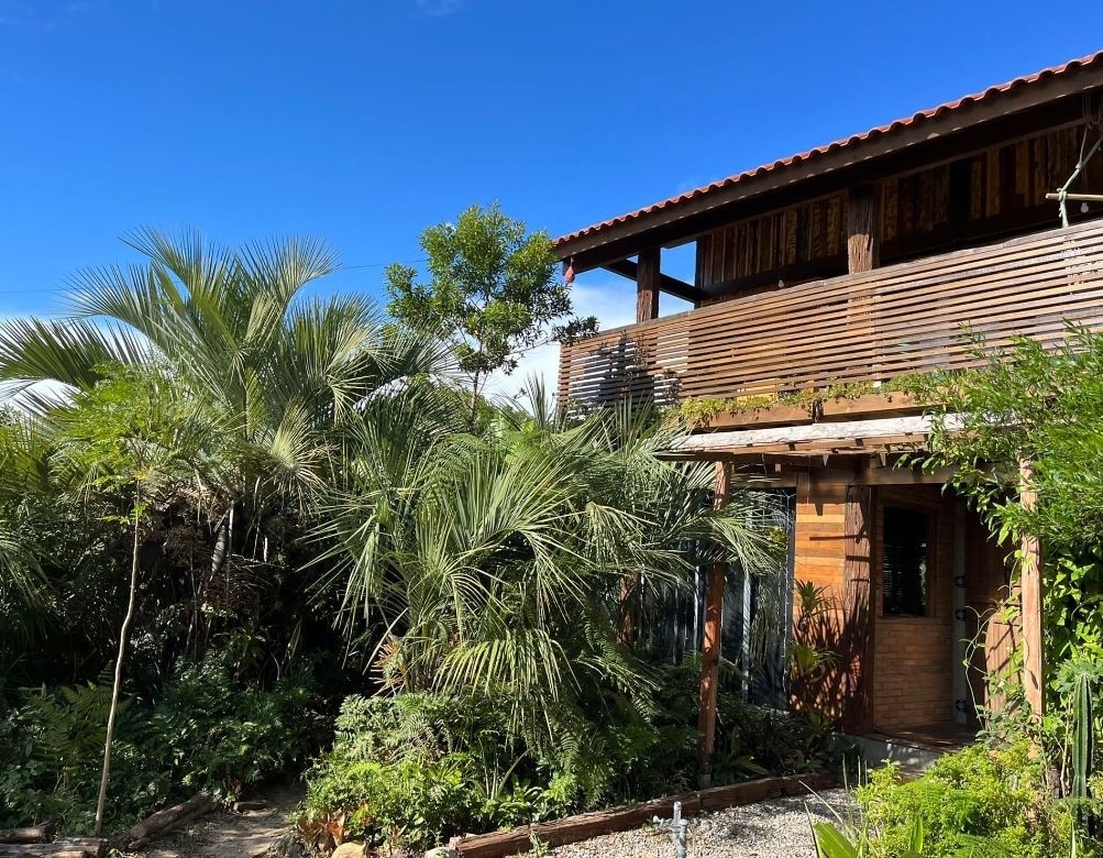 Casa cristal com trilha pra lagoa e biocontrução.