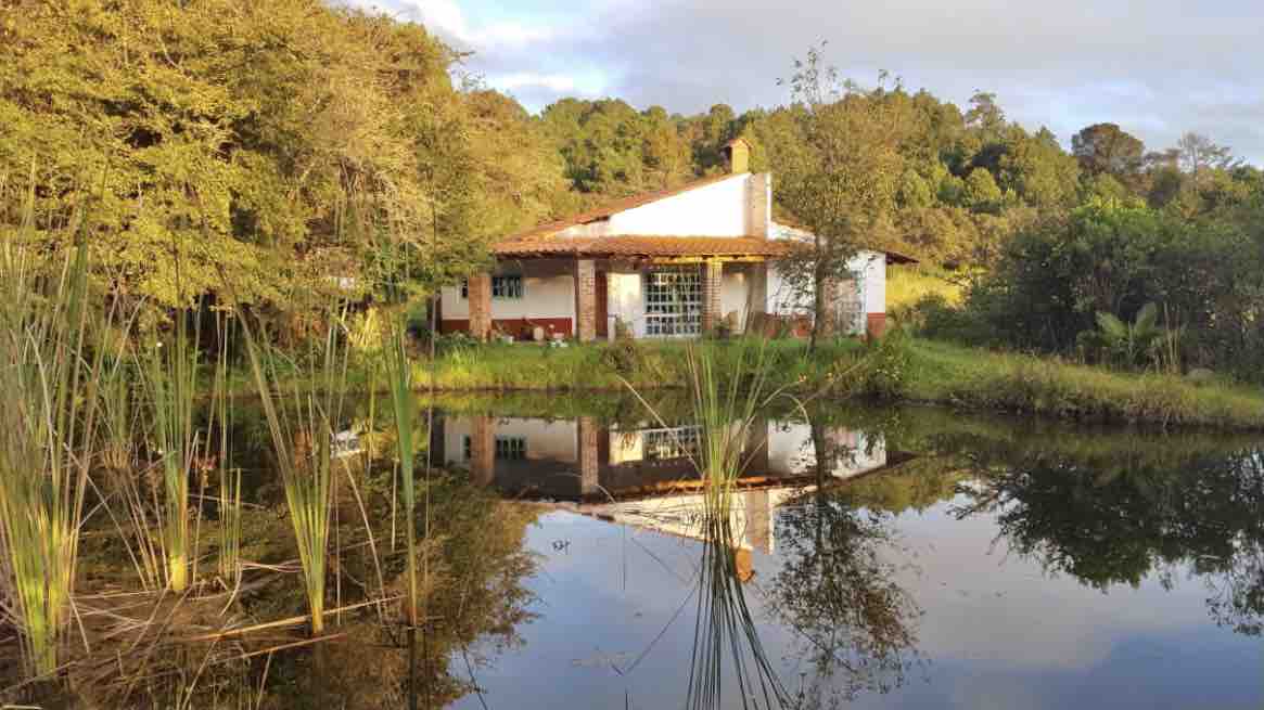 Casa María con estanque.