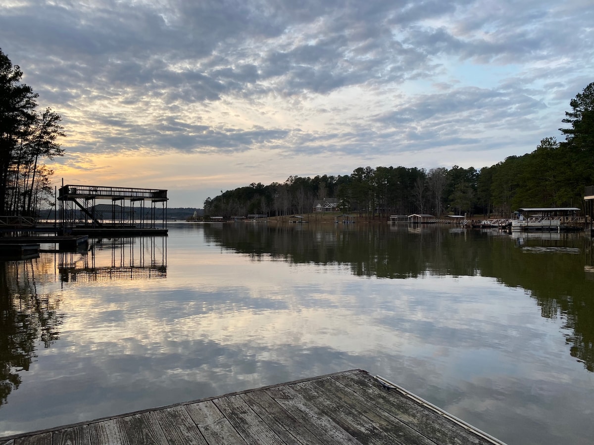 位于阿拉图纳湖（ Lake Allatoona ）的私人小屋/客栈