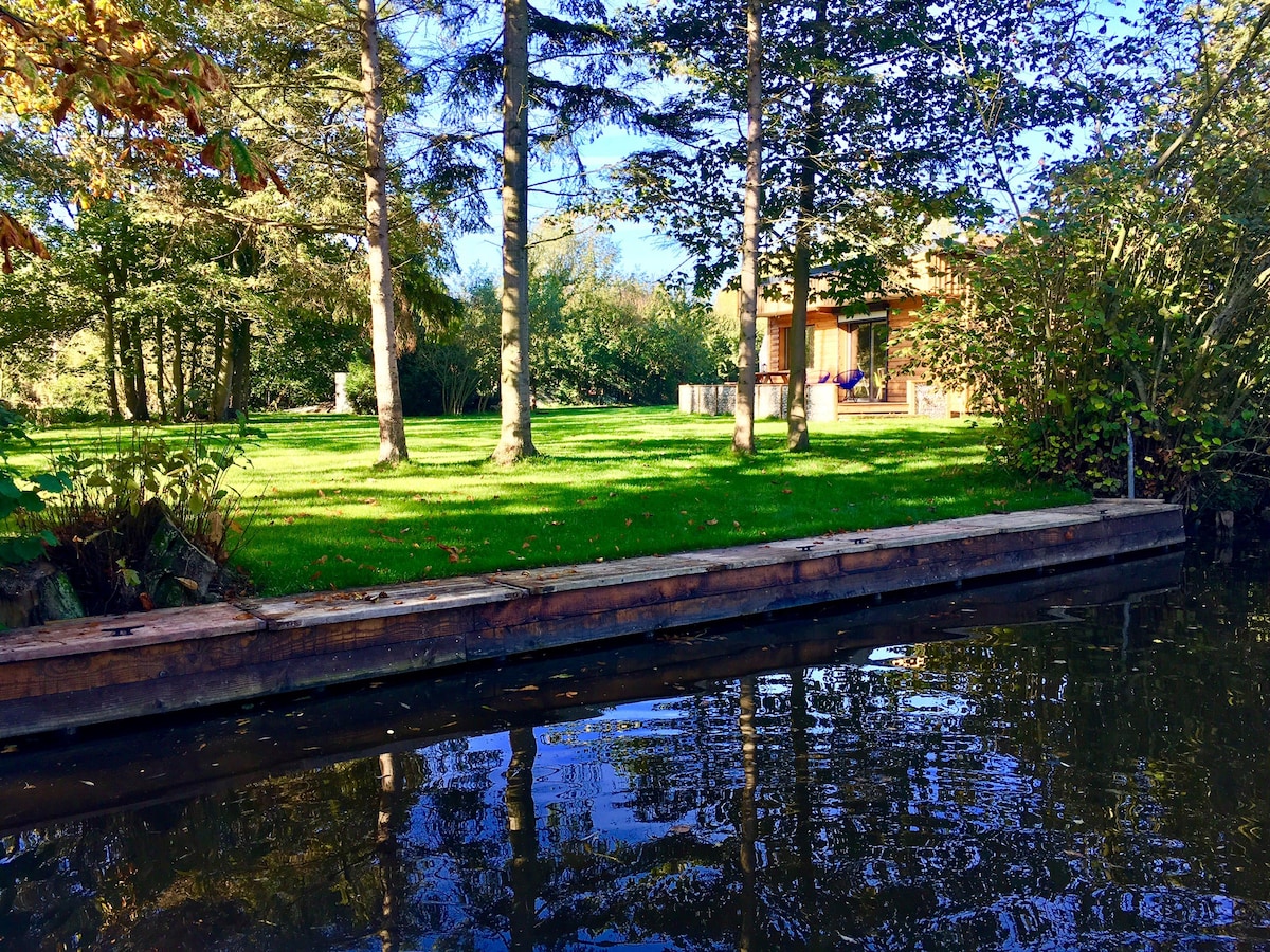 一流的水边小屋，可开车前往