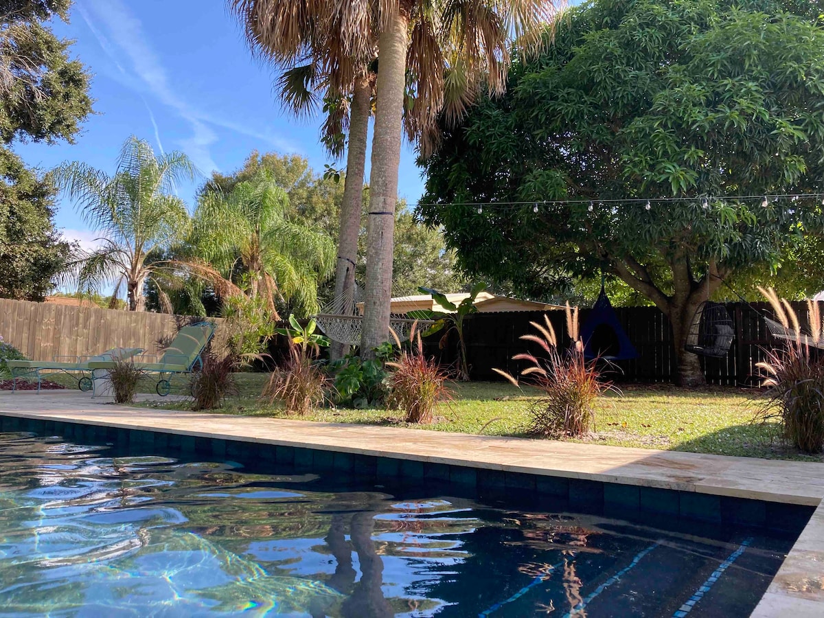 12 min from beach with pool in quiet neighborhood