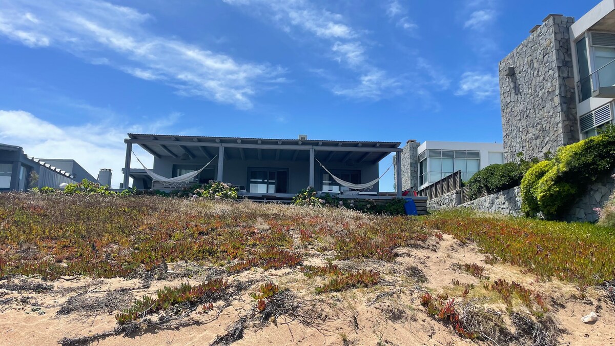 Casa Rancho medio a la orilla del mar