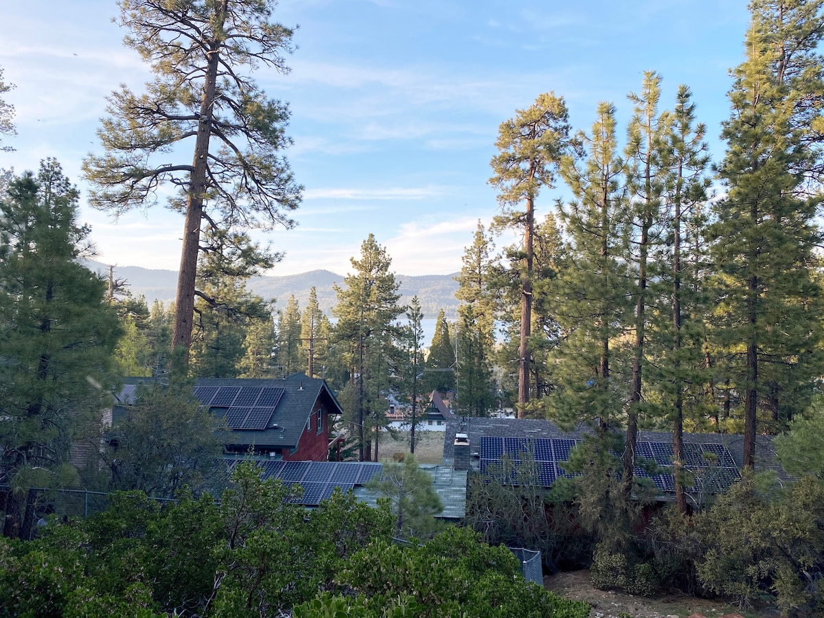 Big Bear Hostel的👍私人皇后套房 ⛰