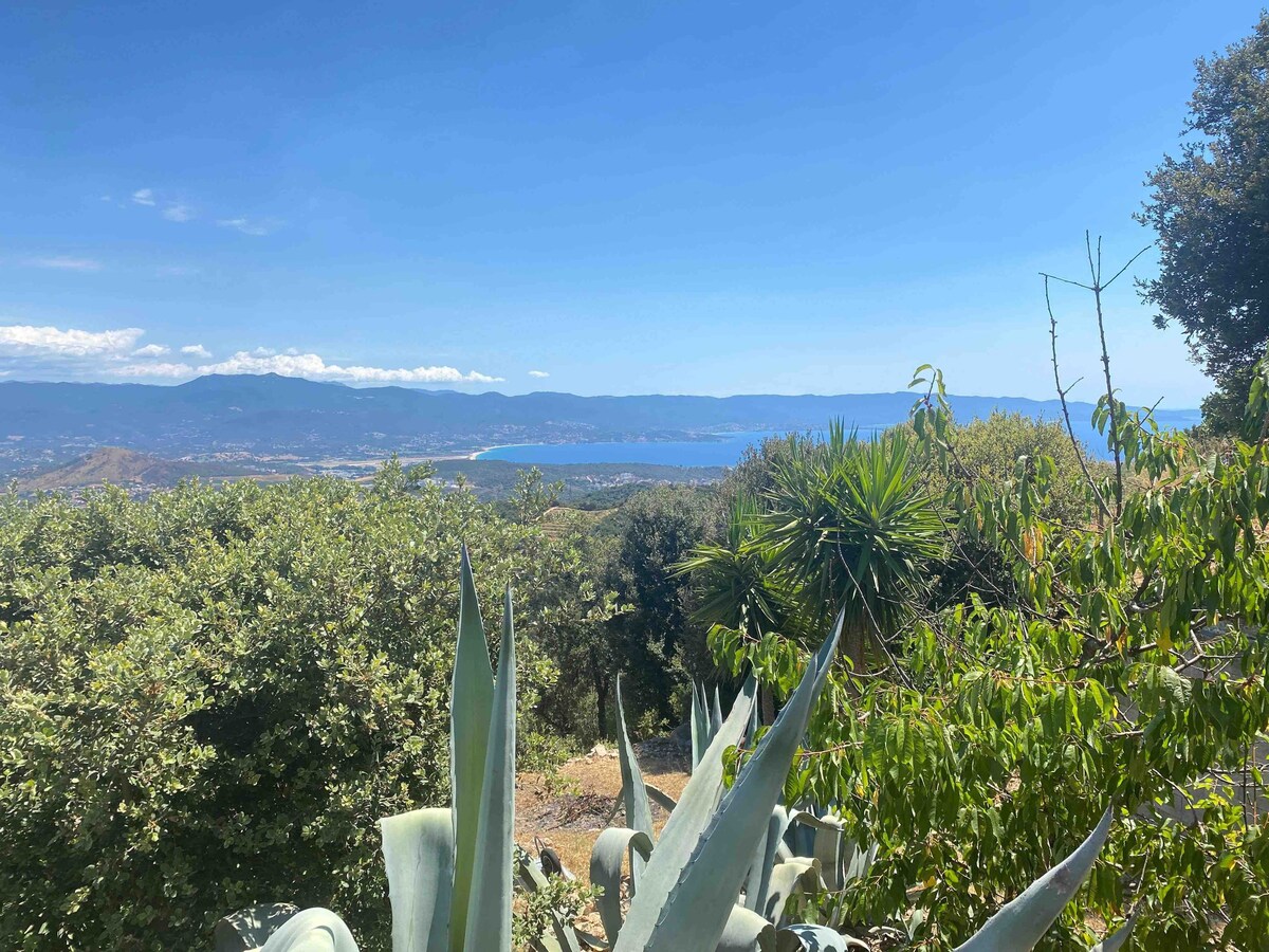 阿雅克肖湾（ Gulf of Ajaccio ）的壮丽景色