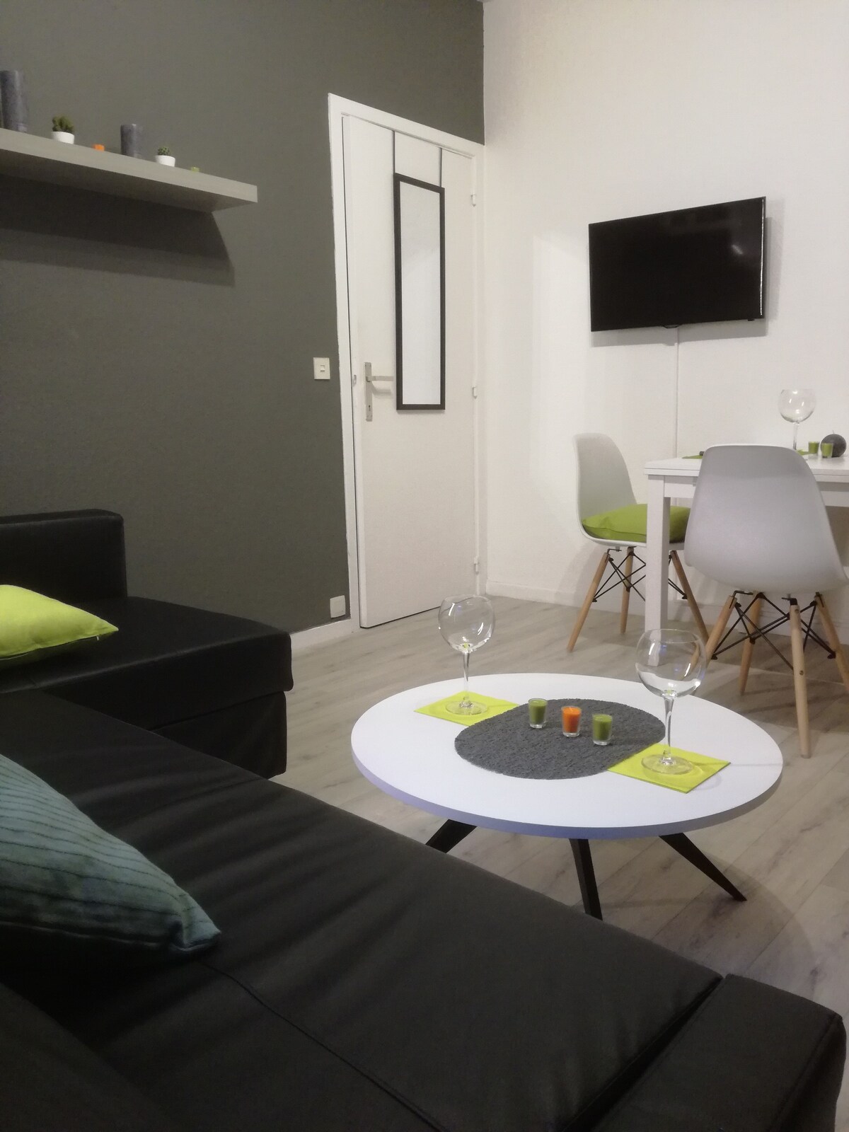 新公寓面积为50平方米，位于列日（ Liège ）中心-安静！
