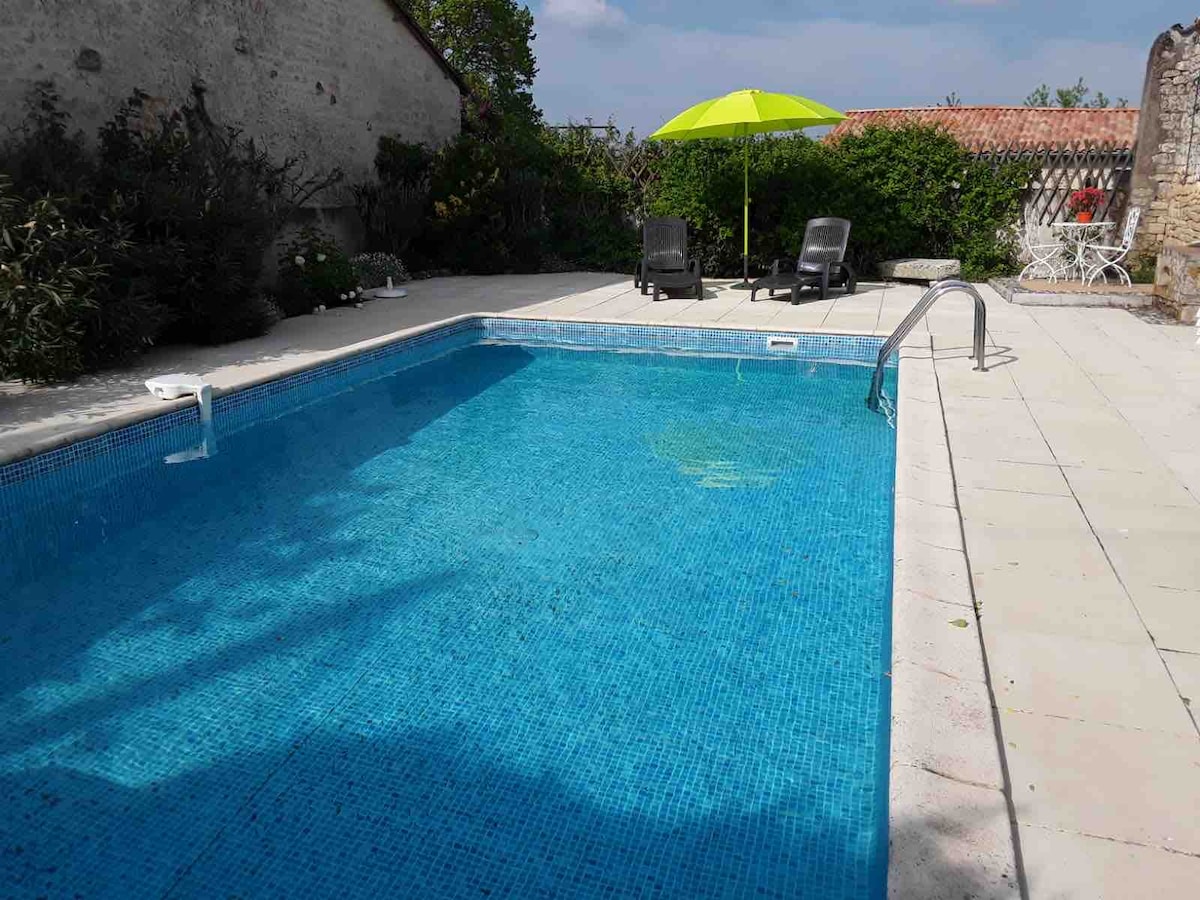 Le Petit Poivrier. Private swimming pool & parking