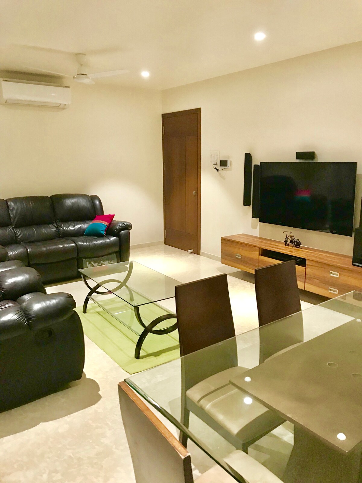 Cozy Pvt Room in Plush Apartment in Bandra/Khar