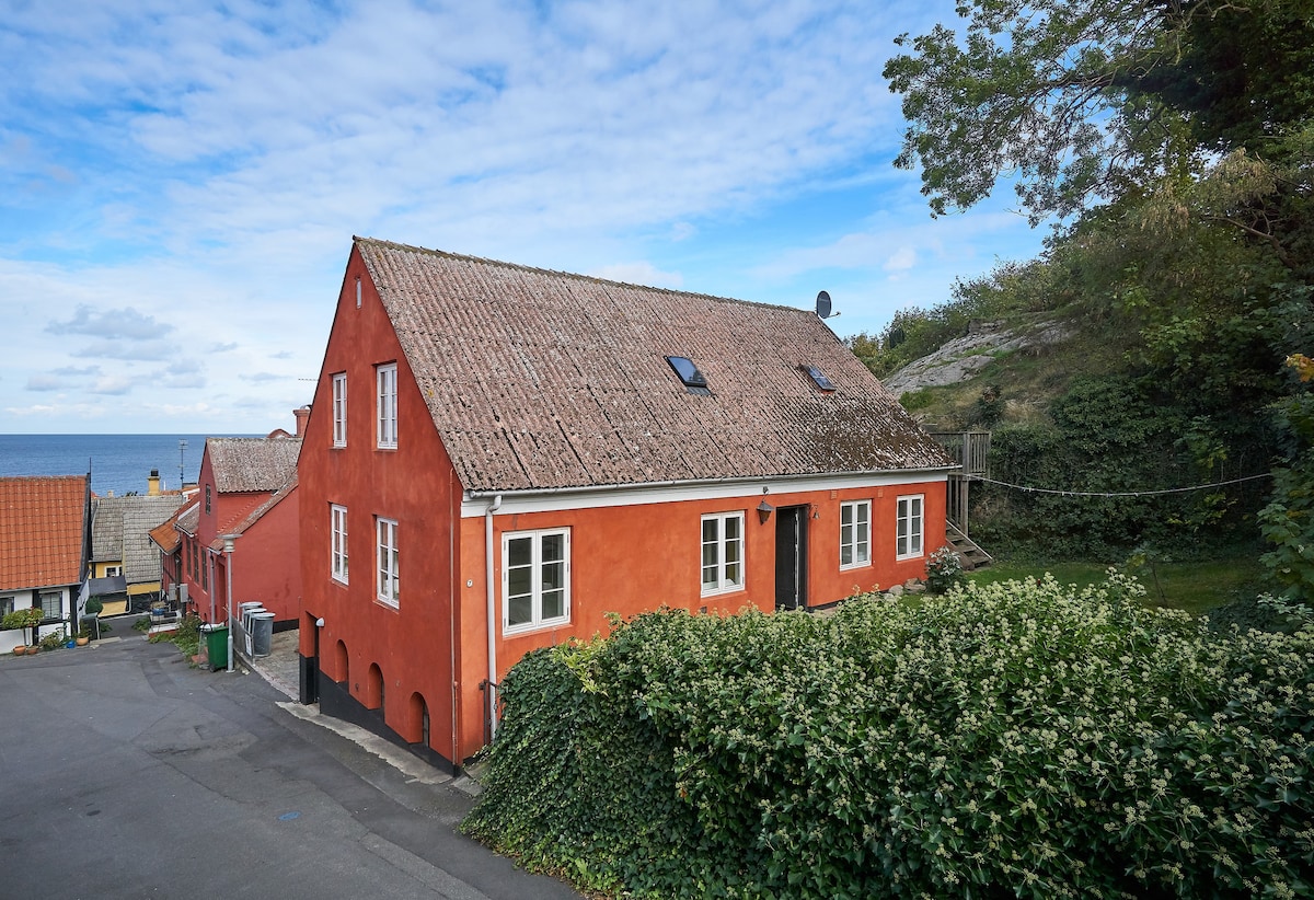 Bo i hjertet af Gudhjem i det “Gamle Bryggeri”.