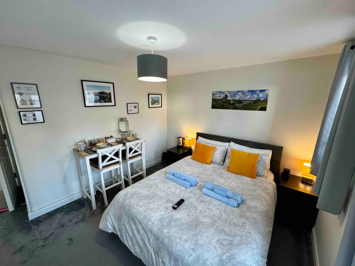 Private double room / en-suite in cosy townhouse