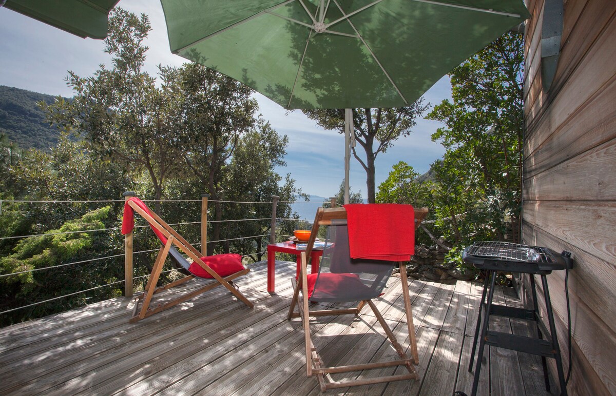 Cabane dans le maquis, terrasse vu sur mer