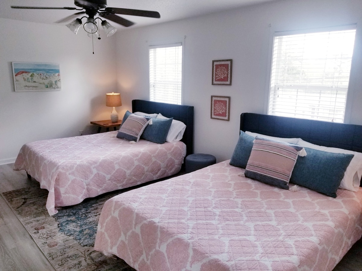 Feeling Beachy ~ 3BR/3BA Short & Long Term Stay