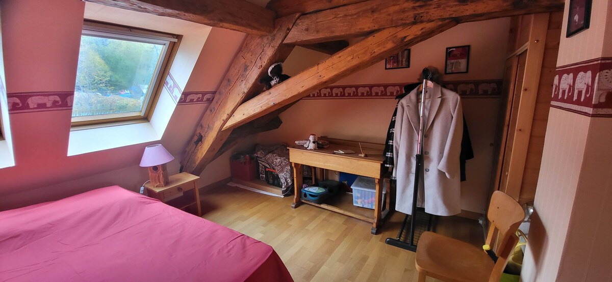 Chambre privée dans petit village de montagne.