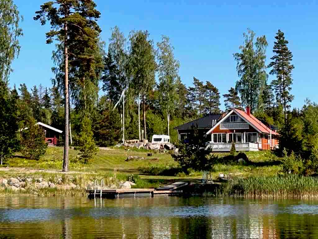 Mökki, meidän Kojan, merenrannalla! Myös talvella.