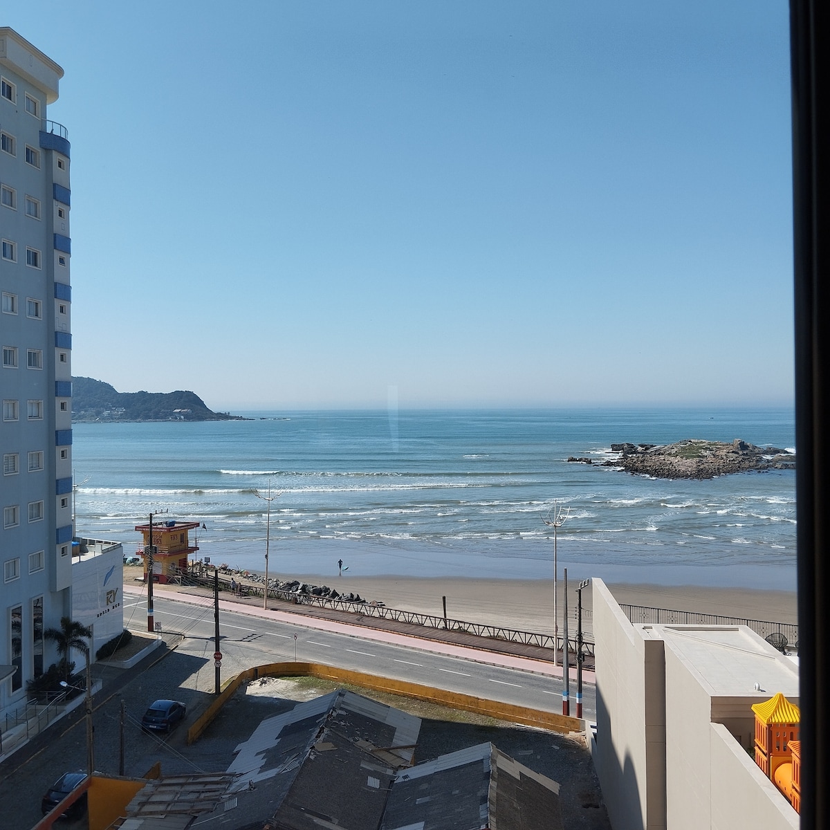 Apto 30m da praia com vista mar de todas janelas