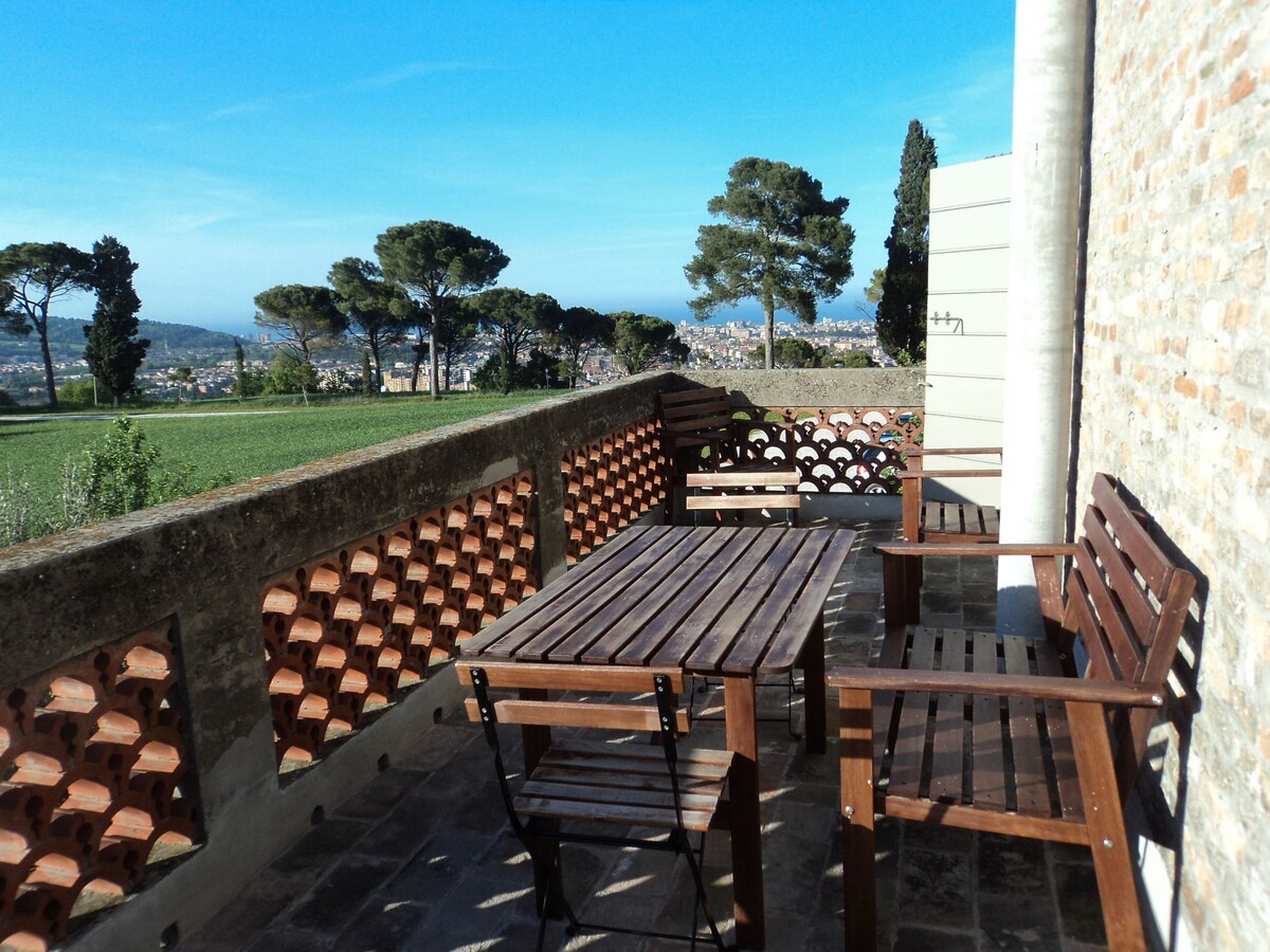 In casale di campagna con terrazzo e vista mare